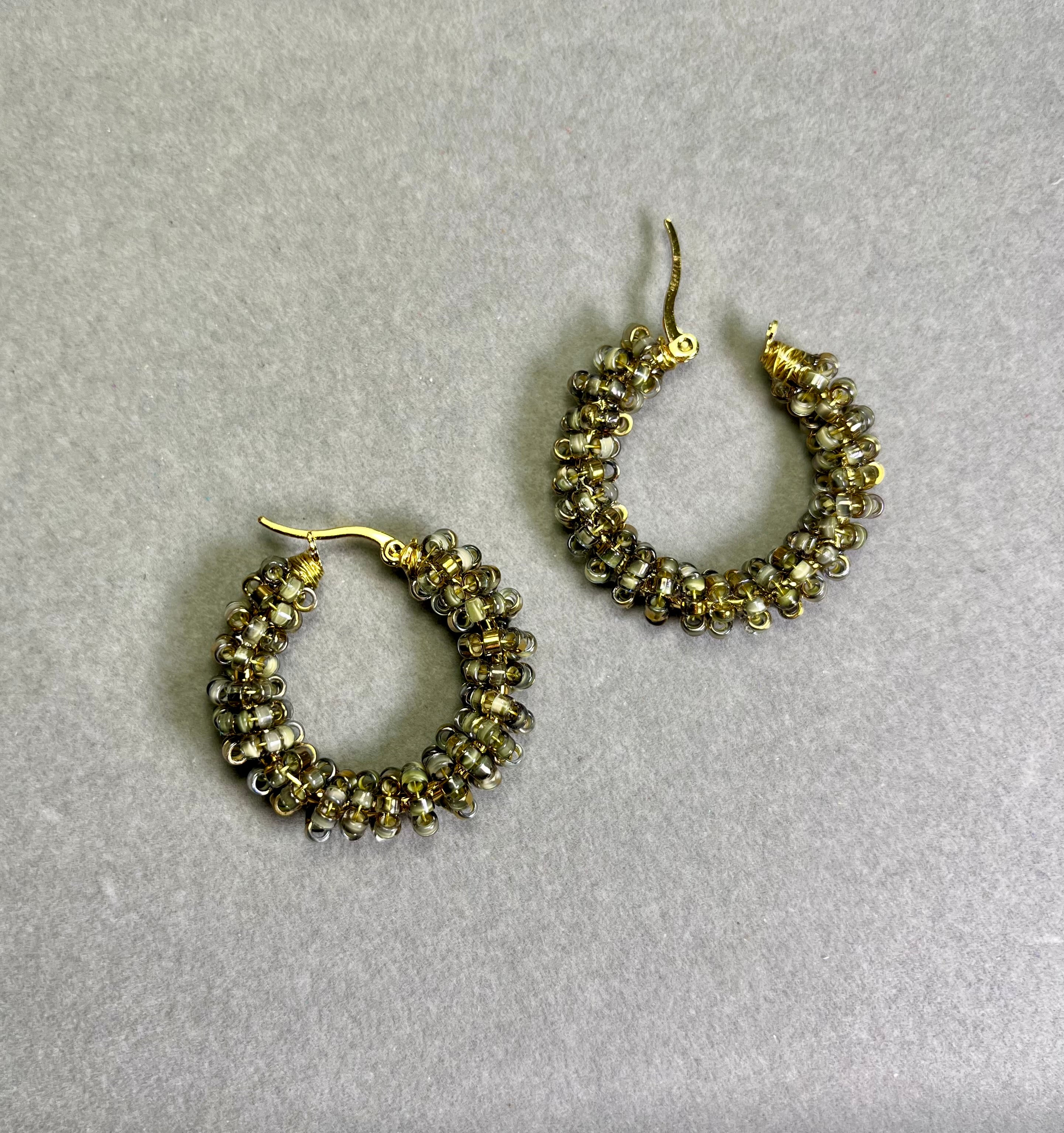 Нежно златист