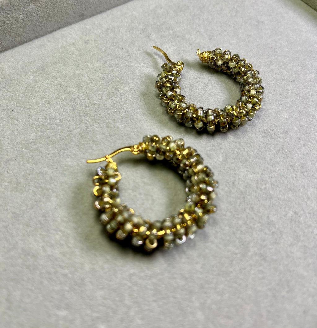 Нежно златист