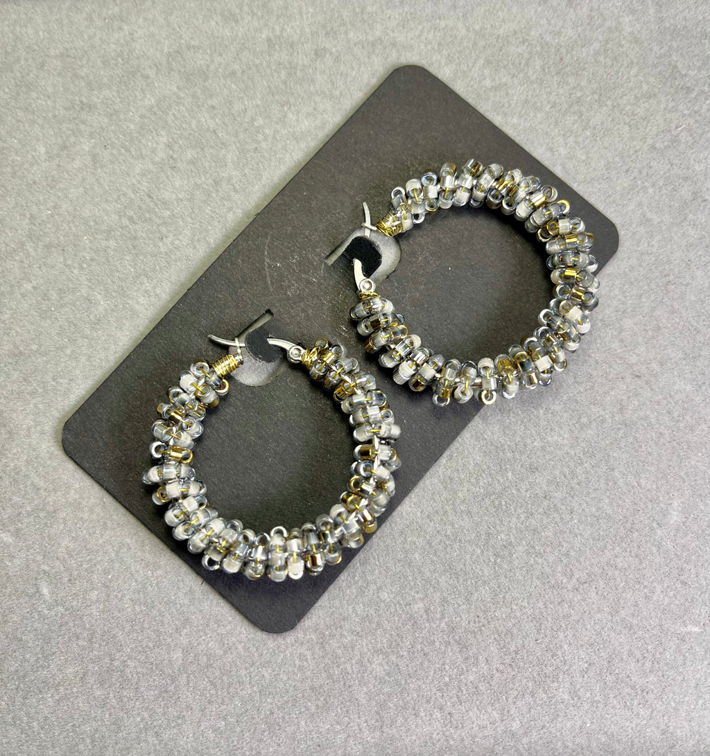 Нежно златист