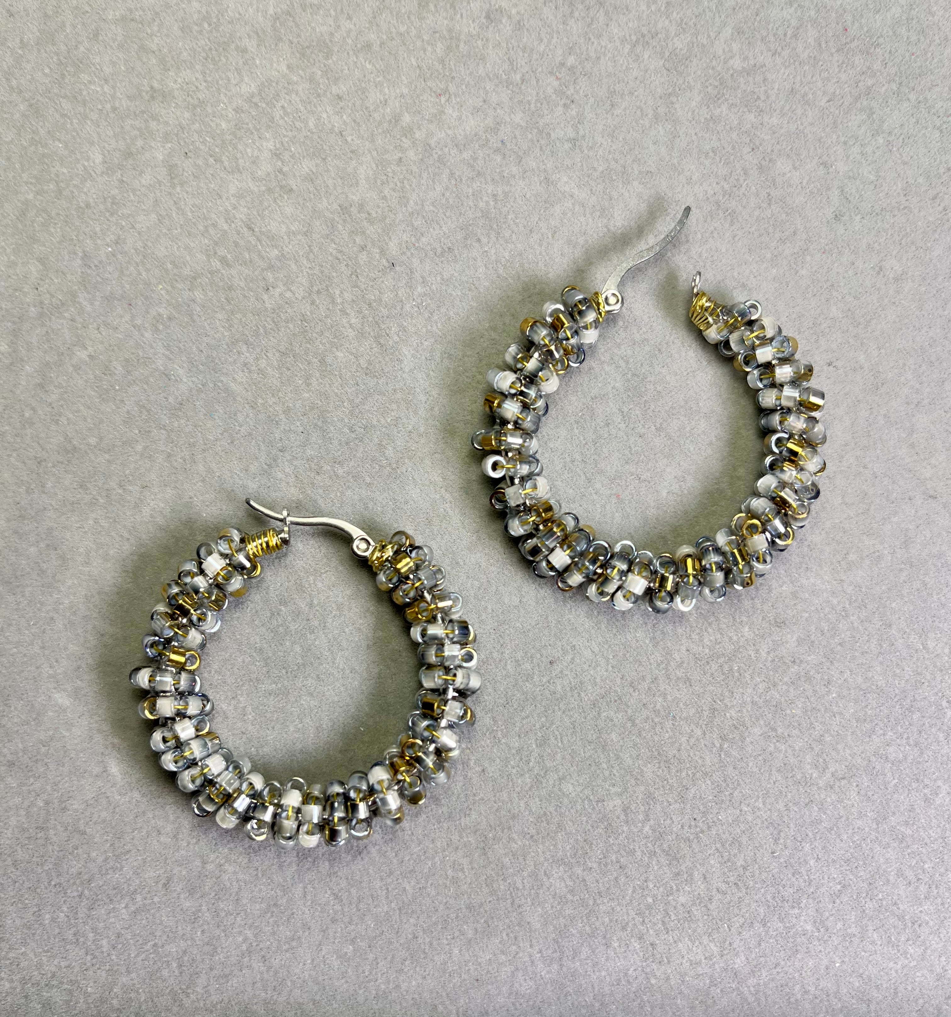 Нежно златист