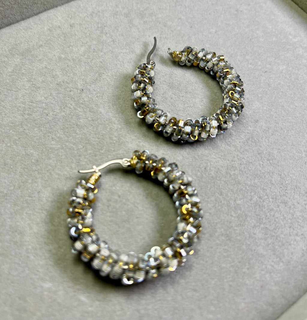 Нежно златист