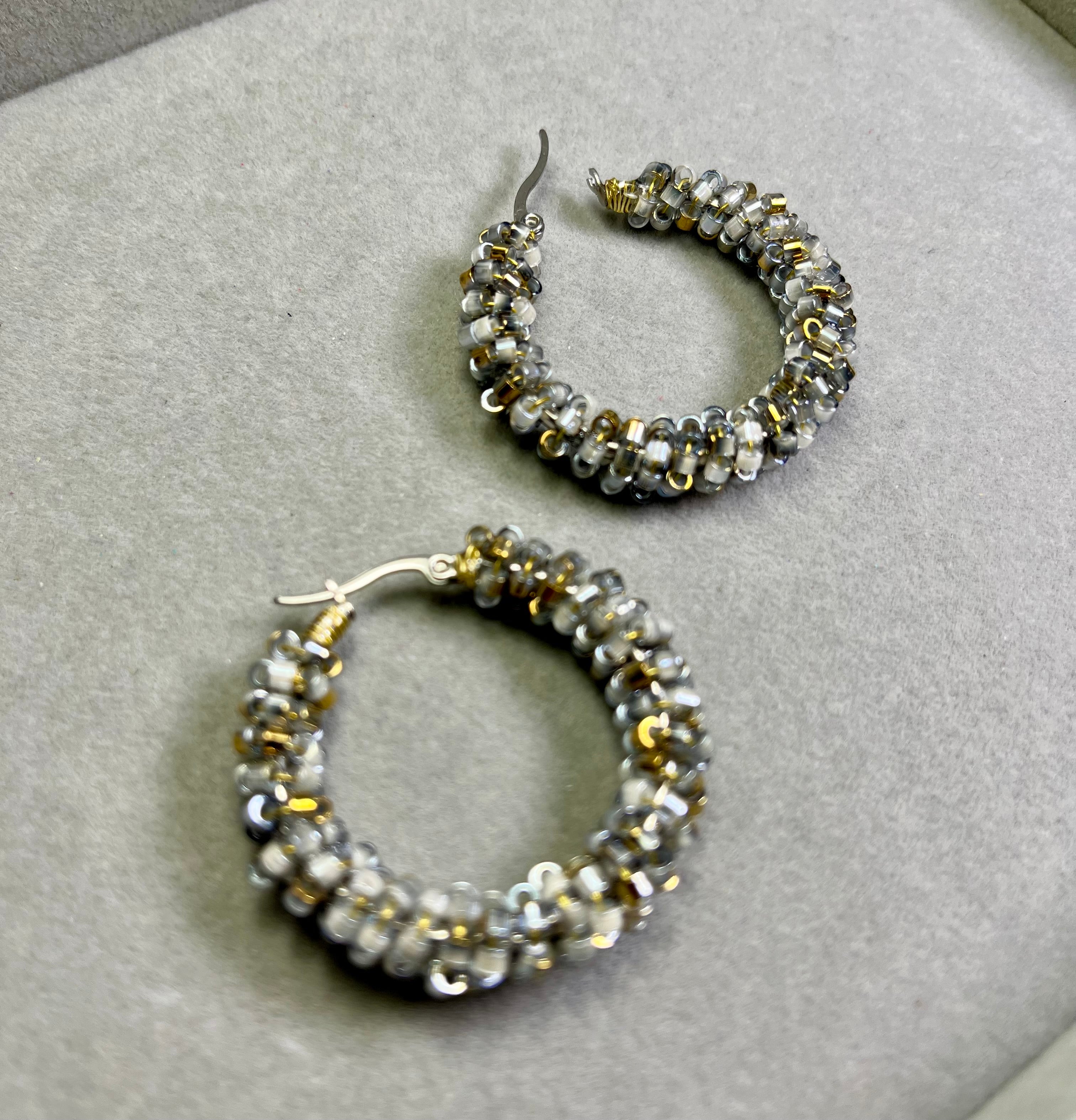 Нежно златист