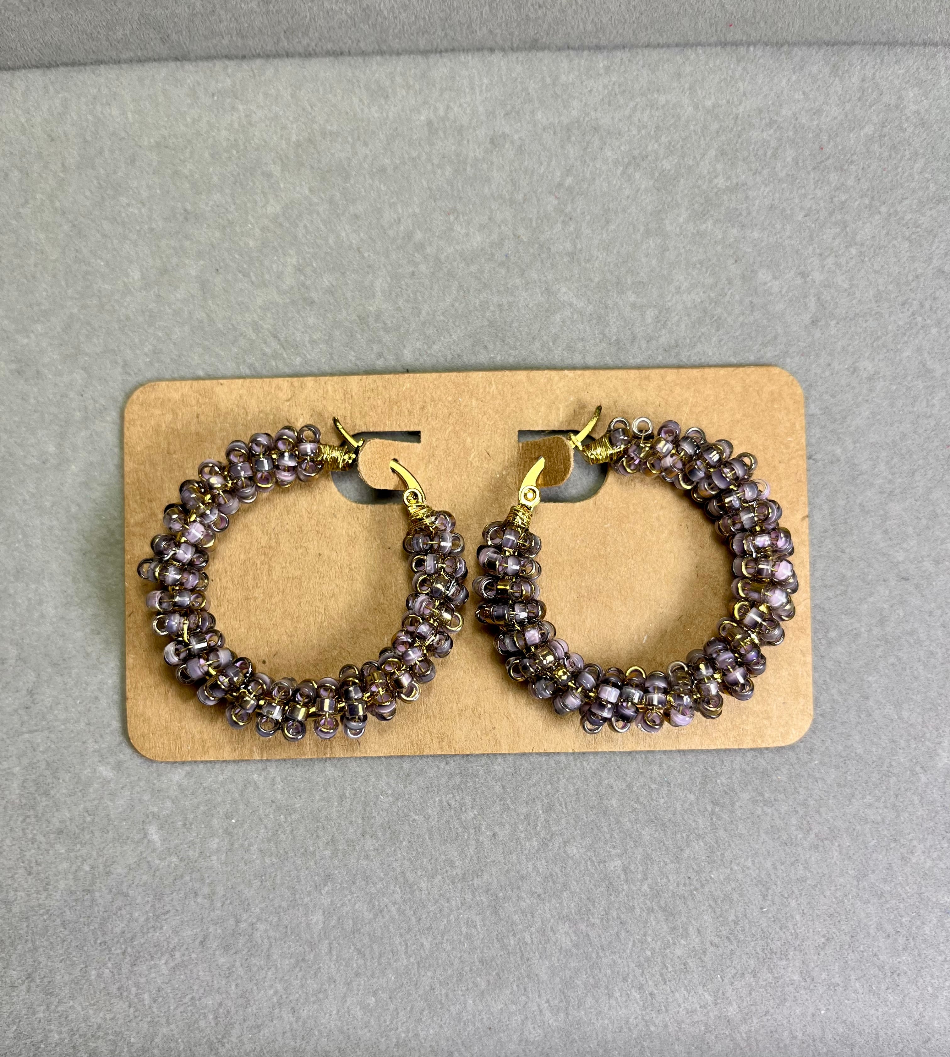 Нежно златист