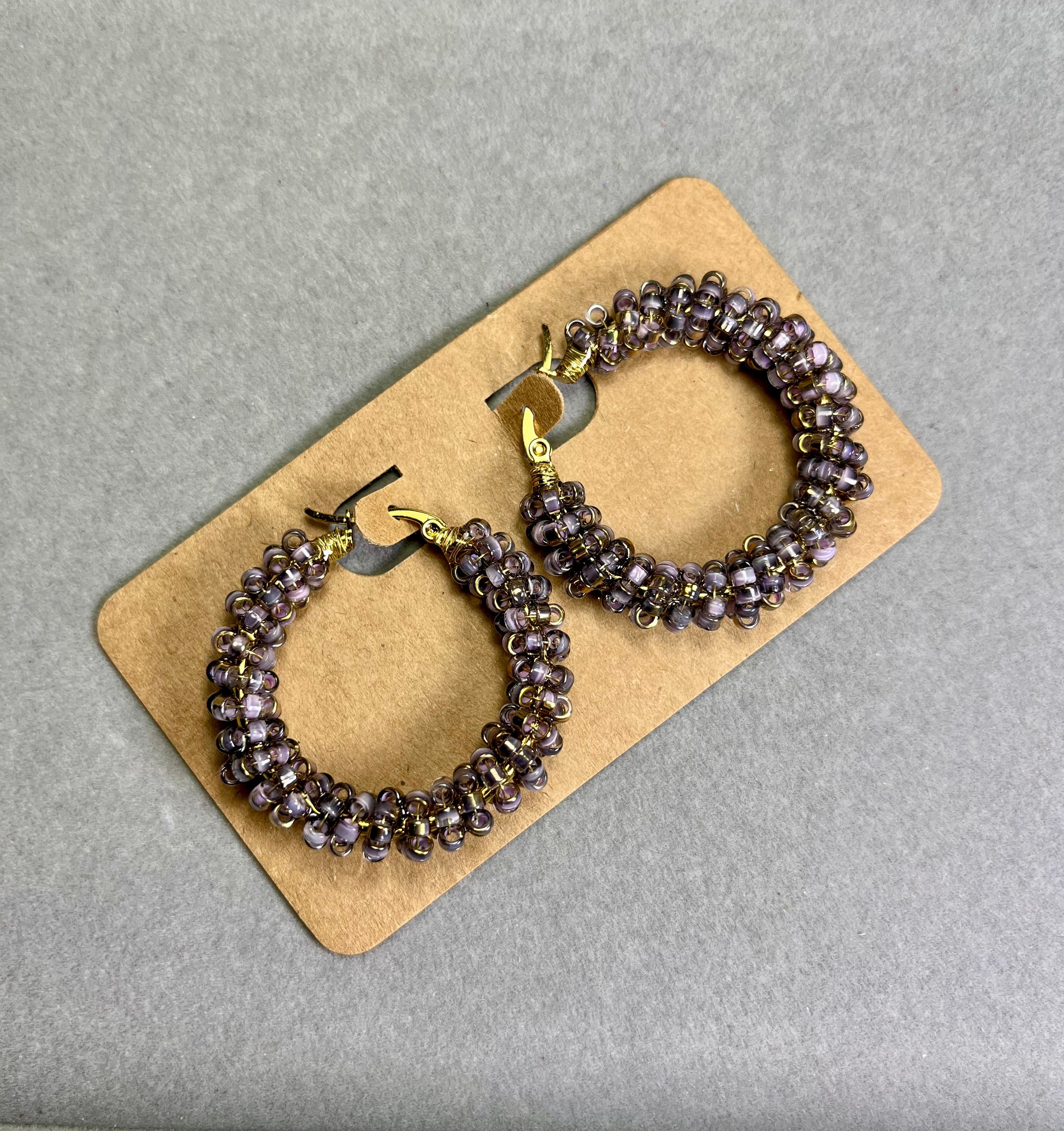 Нежно златист