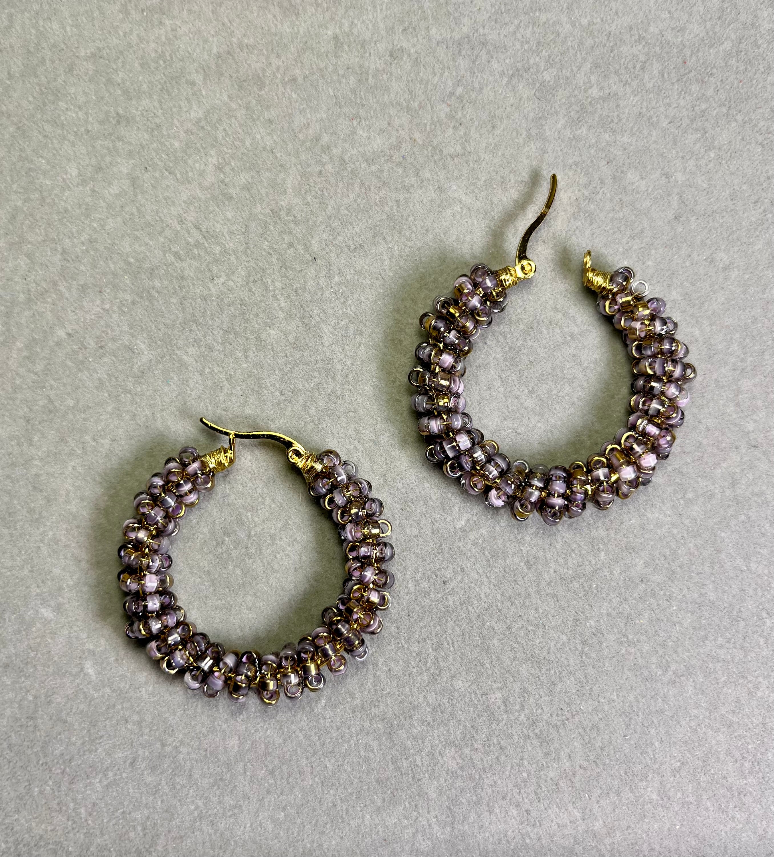 Нежно златист