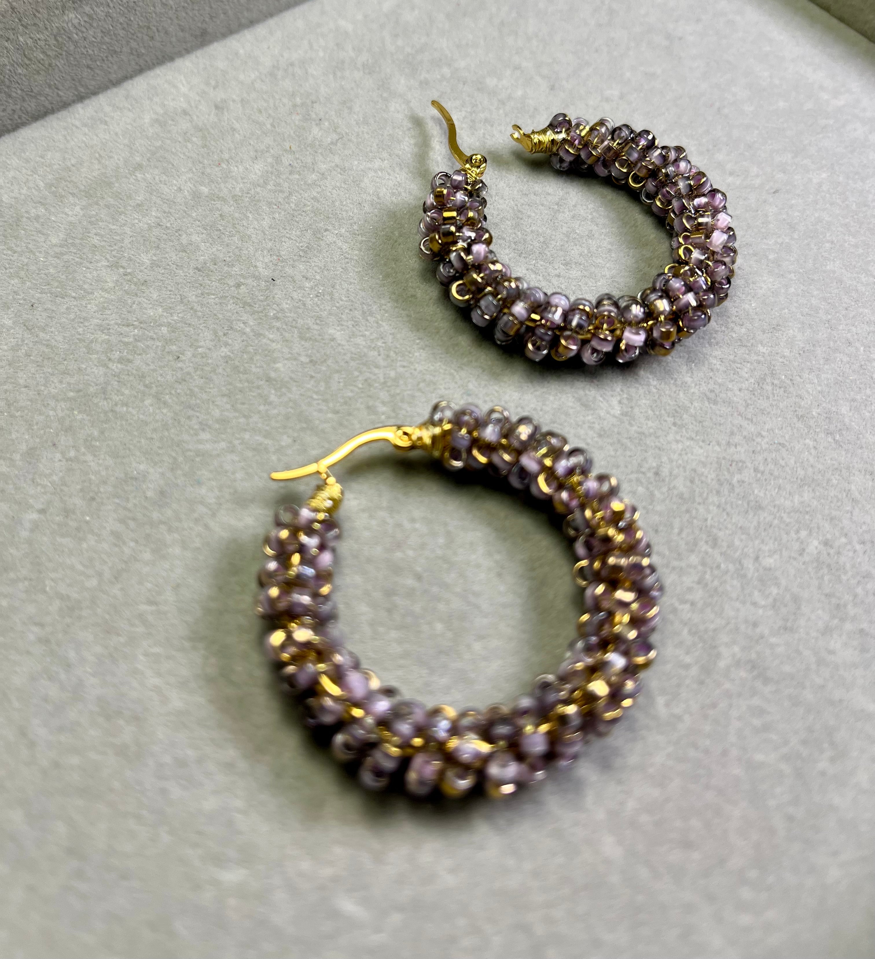 Нежно златист