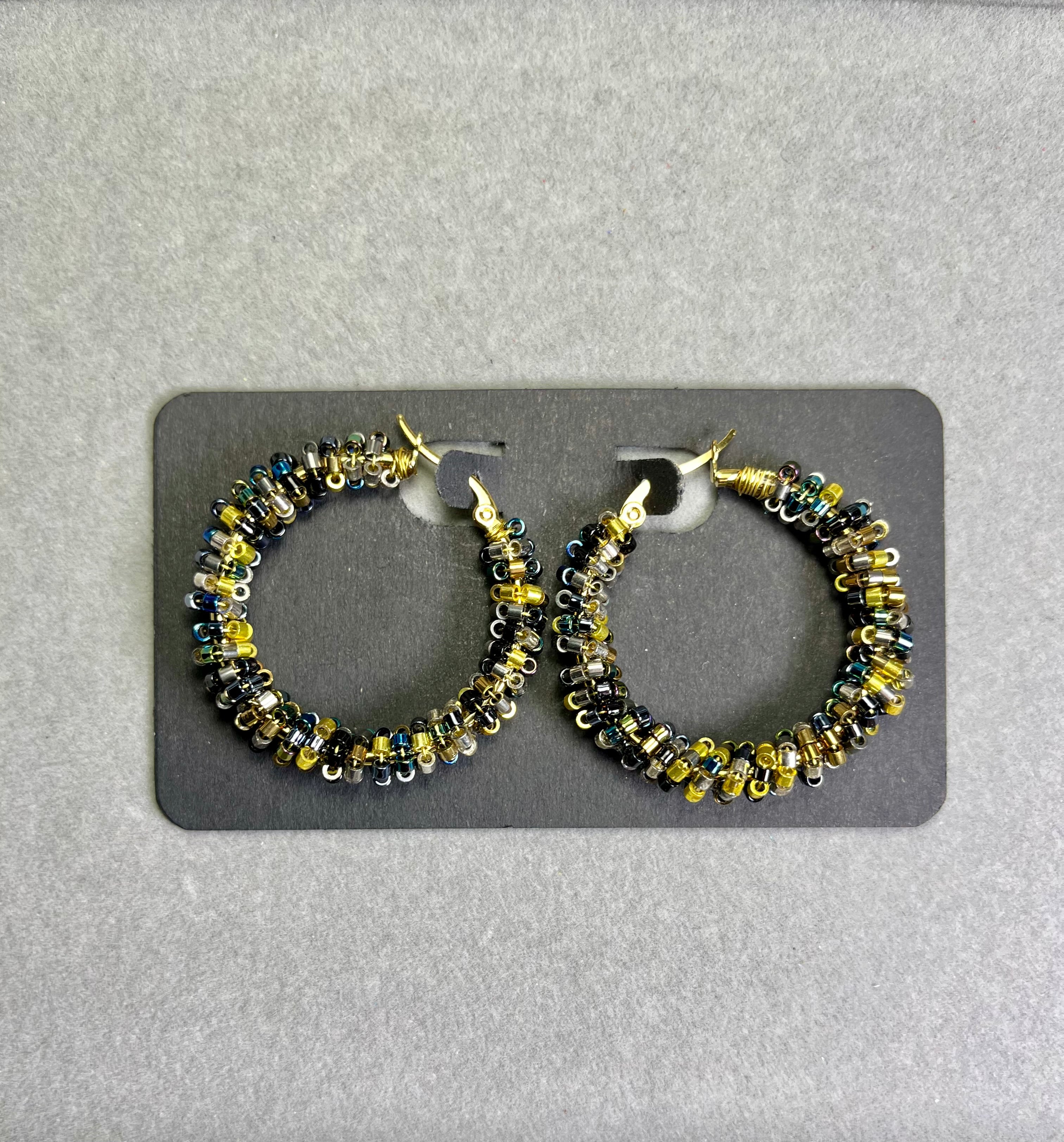 Нежно златист