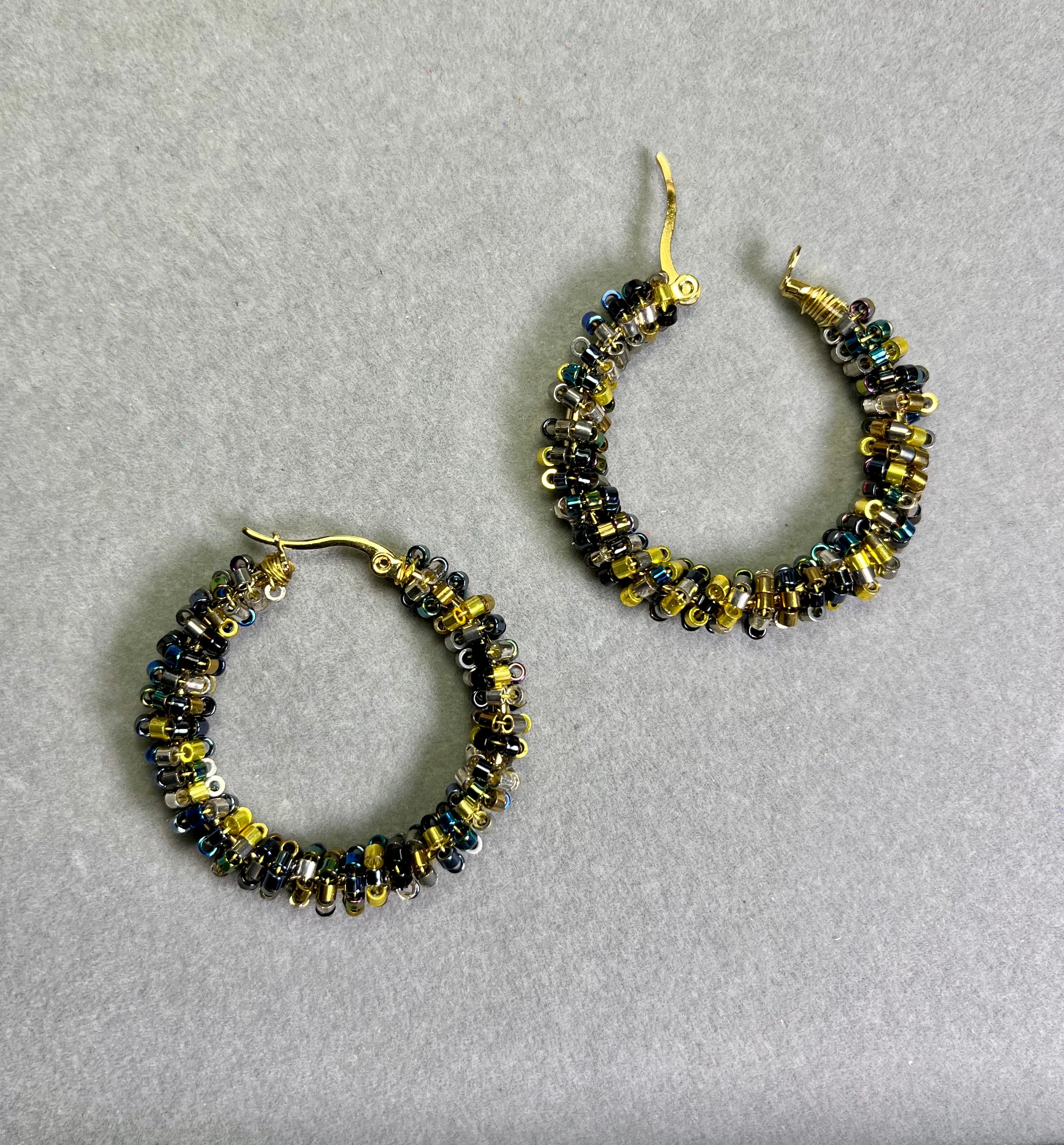 Нежно златист