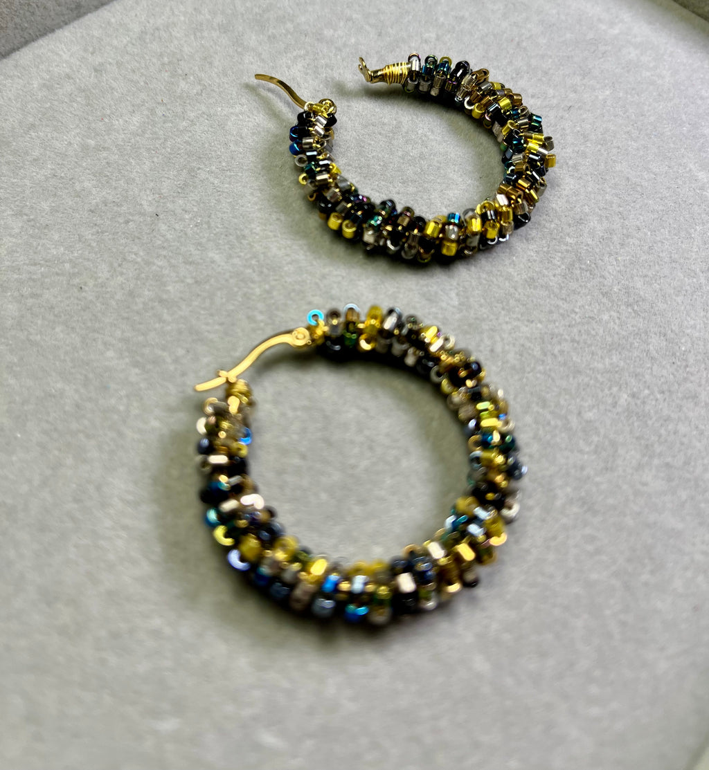 Нежно златист