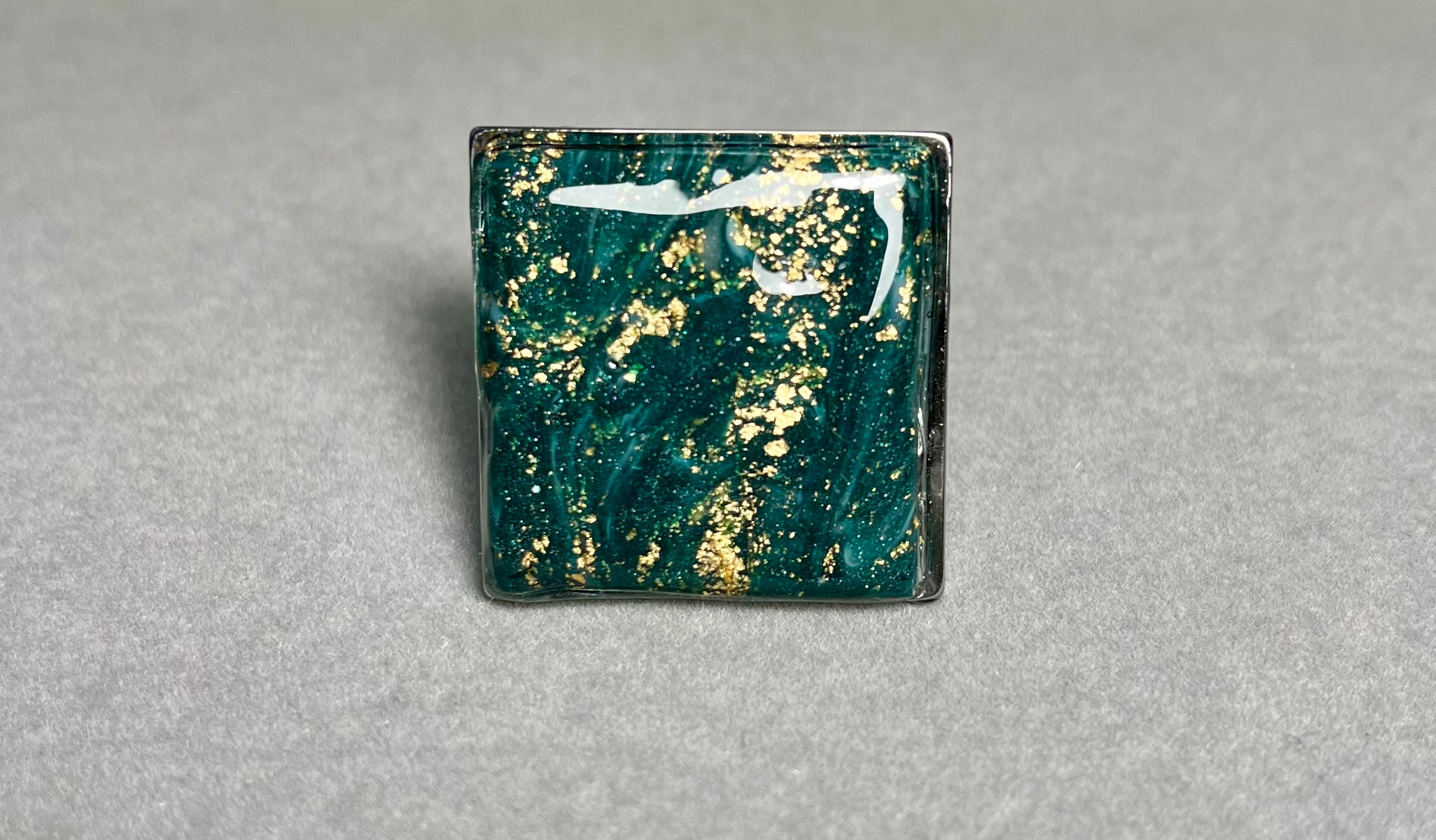 Златисто зелено