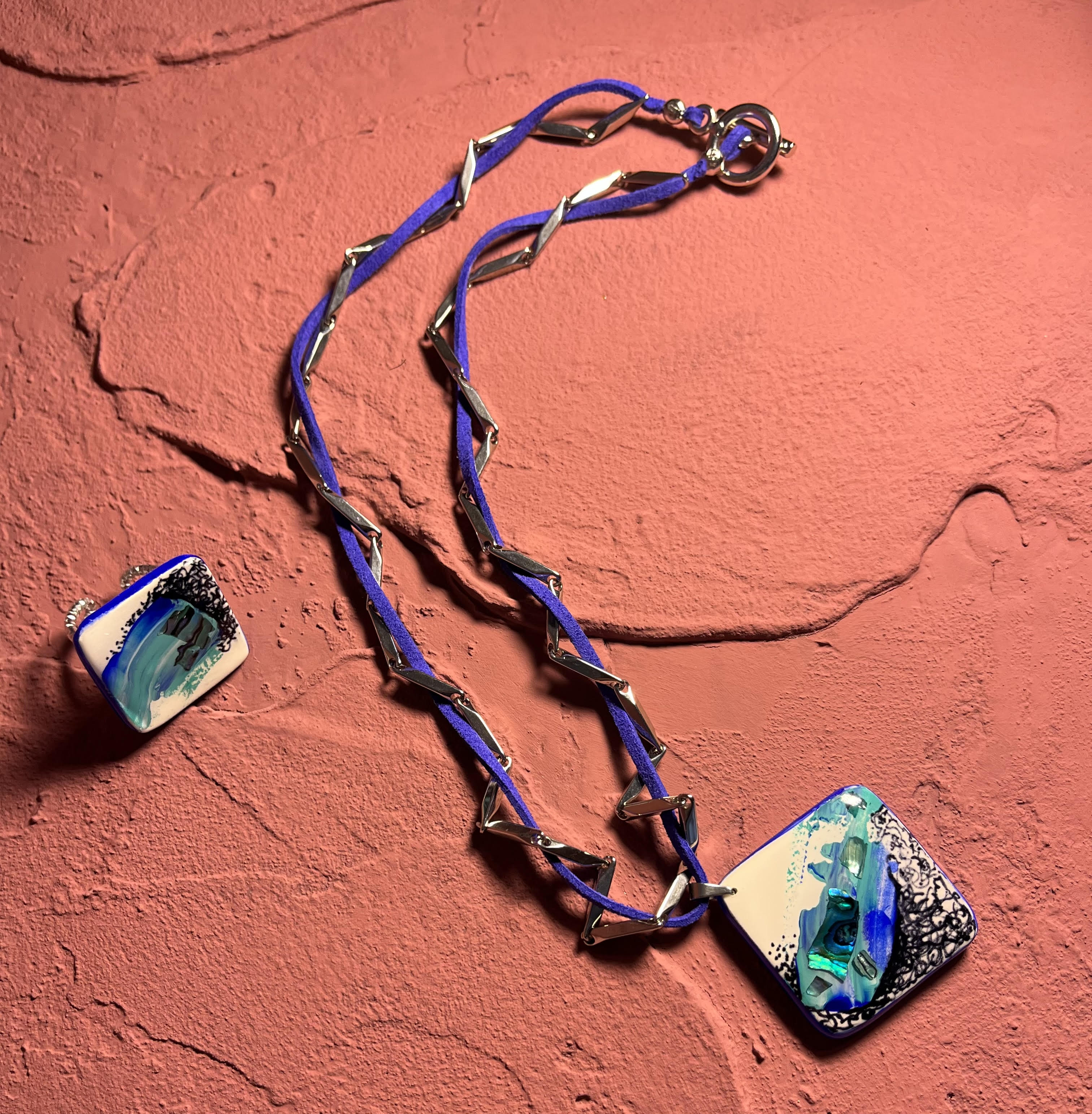 Окови в синьо